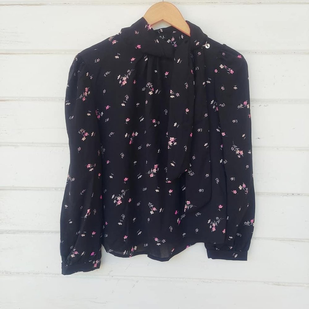 Unique Floral Blouse 3/4 Length Sleeve Button and Tie Neck Detail Size Small